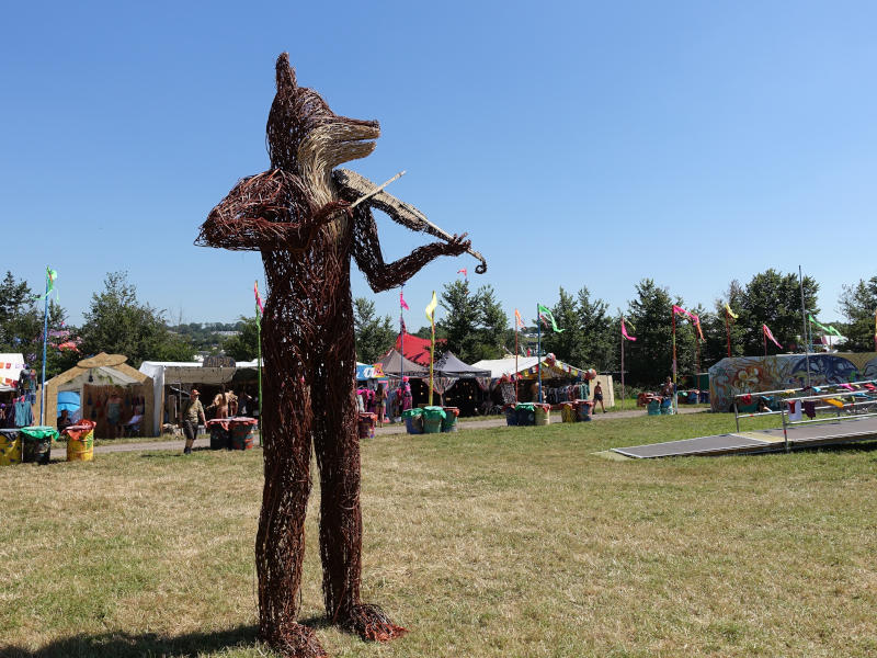 Glastonbury 2022. Cреда. Скульптура на поляне