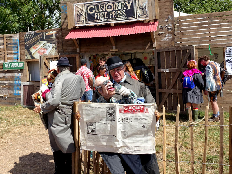 Glastonbury 2022. Суббота. Киоск фестивальной газеты Glastonbury Free Press