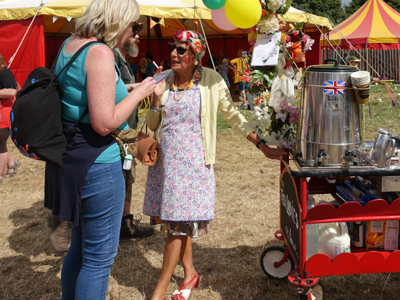 Glastonbury 2022. Cуббота. Комедийная группа Tea Ladies